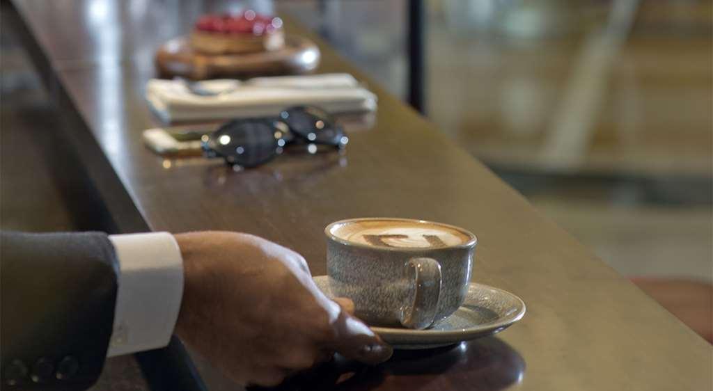 Damac Maison Cour Jardin Дубай Удобства фото A butler serving coffee
