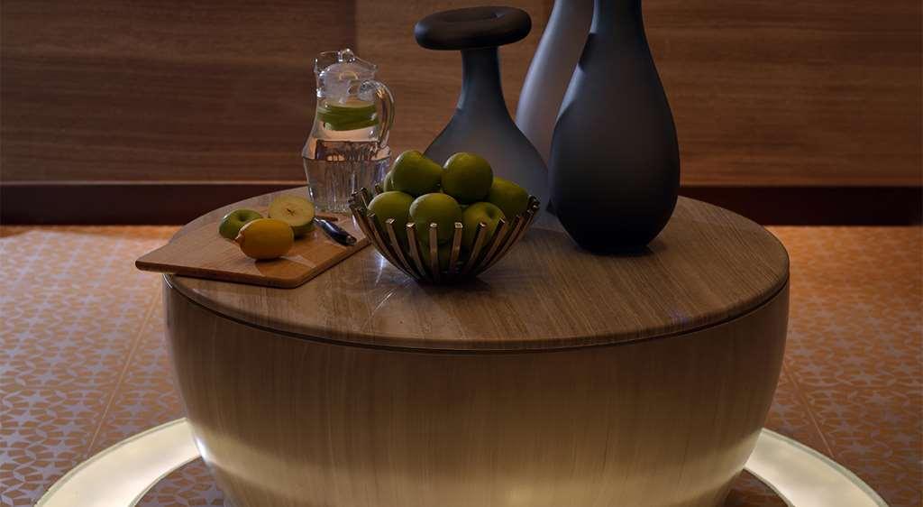 Damac Maison Cour Jardin Дубай Удобства фото A table with a bowl of limes