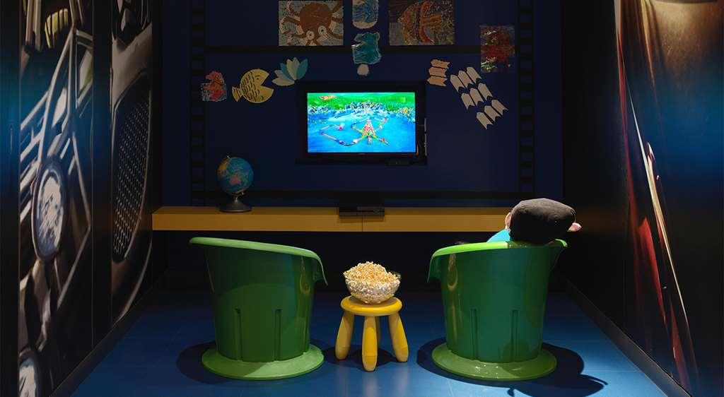 Damac Maison Cour Jardin Дубай Удобства фото The "Aquarium" room